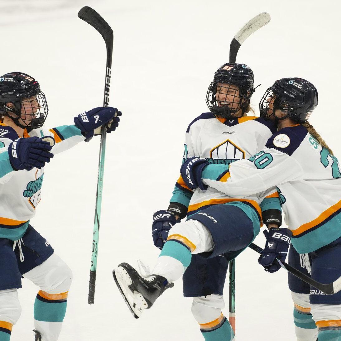Sirens score six times in third period to upset Charge 6-3